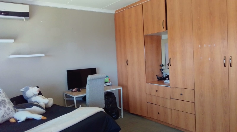 To Let 4 Bedroom Property for Rent in Safari Gardens North West